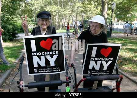 28 août 2004 Des milliers de gens se sont rendus, pour une marche et un rassemblement pro-choix à New York City pendant la convention républicaine Banque D'Images