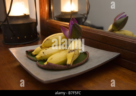 Plateau de bienvenue de bananes dans un luxueux hôtel d'Asie Banque D'Images