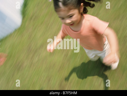 Girl playing in yard Banque D'Images
