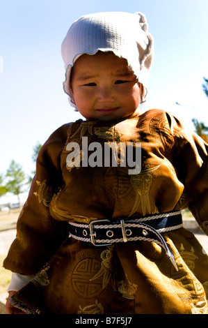 Un adorable garçon mongol vêtu de sa tenue traditionnelle. Banque D'Images