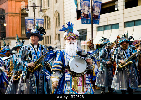 Masques et costumes colorés peuvent être vus au cours de la célèbre parade mimée à Philadelphie qui a lieu le jour du Nouvel an. Banque D'Images