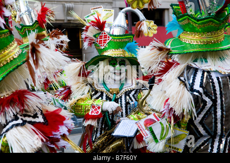 Masques et costumes colorés peuvent être vus au cours de la célèbre parade mimée à Philadelphie qui a lieu le jour du Nouvel an. Banque D'Images