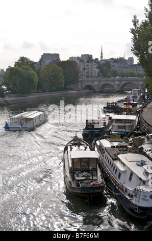 Seine et barges à Paris. France Banque D'Images