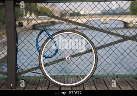 Roue de vélo verrouillé sur un pont à Paris Banque D'Images