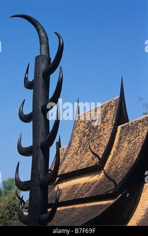 Totem thaï avec de l'eau cornes de buffle & Traditional Thai Style House, par l'artiste thaïlandais TAWAN Dachanee, Chiang Rai, Thaïlande Banque D'Images