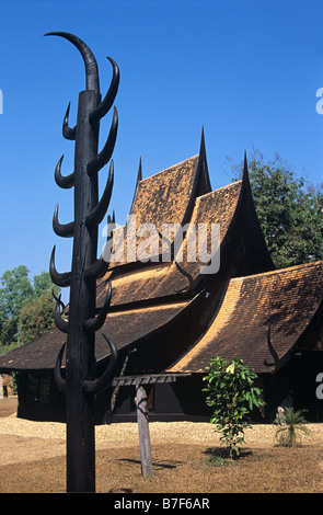 Totem thaï avec de l'eau cornes de buffle & Traditional Thai Style House, par l'artiste thaïlandais TAWAN Dachanee, Chiang Rai, Thaïlande Banque D'Images