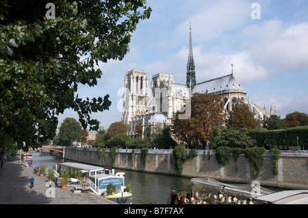 Paris 5e arr. Quai de Montebello, fleuve Seine, la Cathédrale Notre Dame de Paris. La France. L'Europe Banque D'Images