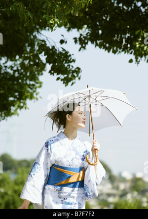 Femme vêtue Yukata holding parasol Banque D'Images