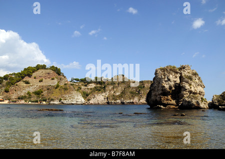 Taormina Mare ou Mazzaro avec Isola Bella et la plage, Taormina, Sicile, Italie Banque D'Images