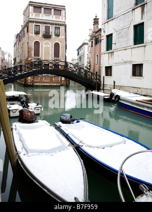 Gondoles recouverts de neige en hiver météo inclémente Venise rend difficile le commerce touristique Banque D'Images