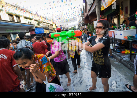 Les jeunes gens célébrant le nouvel an Thaï de Songkran - Bangkok Thaïlande Banglamphu Banque D'Images