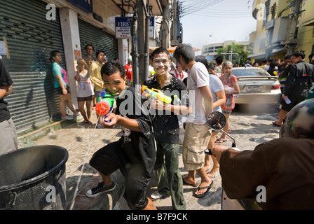 Les jeunes gens célébrant le nouvel an Thaï de Songkran - Bangkok Thaïlande Banglamphu Banque D'Images