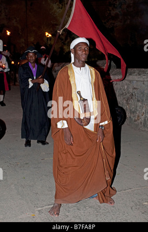 L'homme arabe swahili en costume national accueil des touristes dans la nuit Fort Jésus Mombasa Kenya Banque D'Images