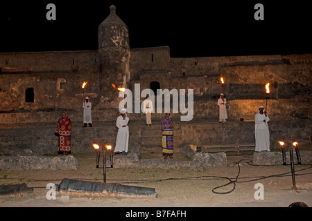 Les hommes arabes avec des torches allumées en ruines spectacle son et lumière de nuit Fort Jésus Mombasa Kenya Banque D'Images