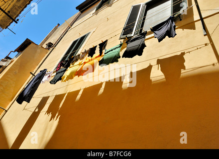 Le linge séchant sur une corde à linge en plein air au-dessus d'une ruelle dans la vieille ville de Terracina, lazio, Italie, Europe. Banque D'Images