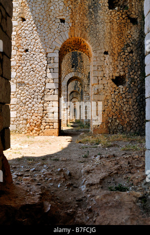 Une ancienne ligne de portails de pierre à l'intérieur d'un long couloir de pierre dans le Temple de Jupiter Anxur..., Terracina, lazio, Italie, Europ Banque D'Images