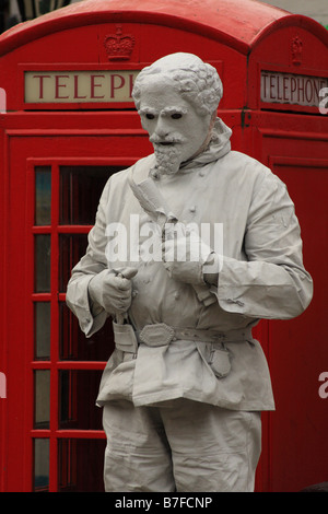 Artiste de rue habillé comme le célèbre dramaturge, William Shakespeare effectue à Stratford-upon-Avon, Warwickshire Banque D'Images