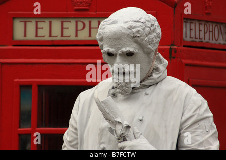 Artiste de rue statue vivante fonctionne comme le dramaturge William Shakespeare, à Stratford-upon-Avon, Warwickshire, UK Banque D'Images