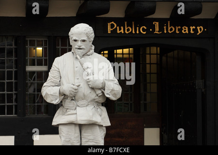 Un livign statue street artiste exécute comme William Shakespeare à l'extérieur de la Bibliothèque publique de Stratford-upon-Avon EnglandUK Banque D'Images