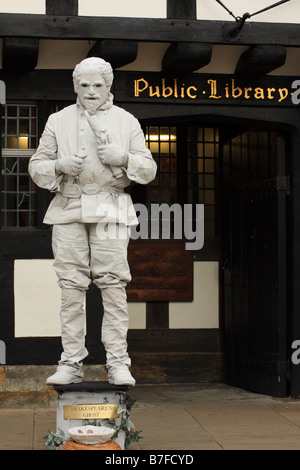 Un artiste de rue statue vivante fonctionne comme William Shakespeare à l'extérieur de la bibliothèque public inStratford-upon-Avon t England UK Banque D'Images