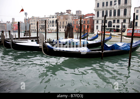 Gondoles couvertes de neige à Venise. Le mauvais temps d'hiver rend difficile le commerce touristique Banque D'Images