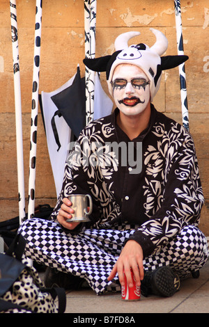 Morris dancer prend une pause d'exercer dans la rue à la Warwick Folk Festival, Warwick, England, UK Banque D'Images