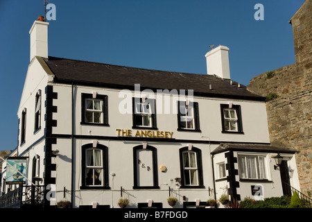 Anglesey Arms public house sur la rivière avant sous les murs du château de Caernarfon, Nord du Pays de Galles Banque D'Images