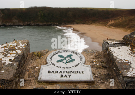 'National Trust' signe au-dessus de la plage à 'Barafundle Bay', et 'Pembrokeshire Coast National Park', Pays de Galles, Royaume-Uni Banque D'Images