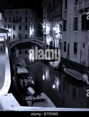 Un canal et le pont à Venise la nuit Banque D'Images