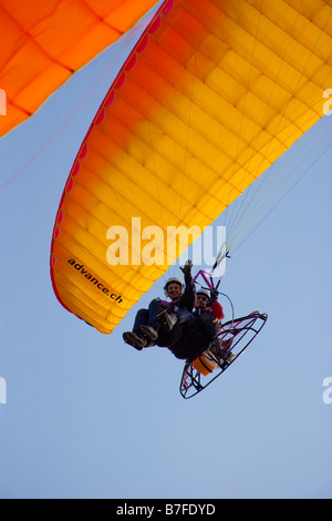 Parapente Tandem powered avec auvent jaune sur fond de ciel bleu Istanbul Turquie Banque D'Images