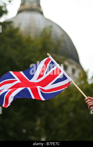 Union Jack flag en face de la cathédrale St Paul Banque D'Images