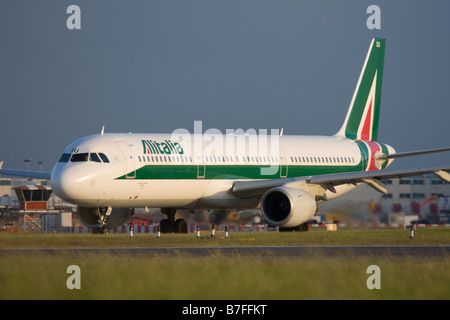 Alitalia Airbus A321-112 le roulage pour le départ à l'aéroport Heathrow de Londres. Banque D'Images