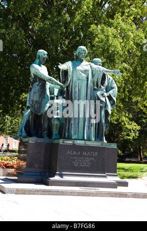 Statue de l'alma mater le campus de l'Université de l'Illinois à Urbana Champaign USA Banque D'Images