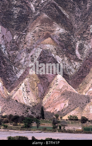 Détail de 'la Palette des Peintres' / 'la Paleta del Pintor' flatiron formations rocheuses à flanc de colline, Maimara, Quebrada de Humahuaca, Argentine Banque D'Images