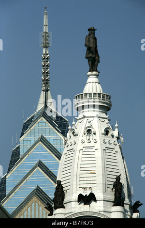 L'hôtel de ville avec une statue de William Penn & Liberty Place, Philadelphia, Pennsylvania, USA Banque D'Images