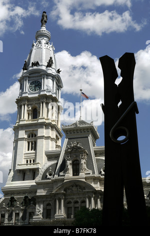 City Hall & Claes Oldenburg's Clothespin, Philadelphia, Pennsylvania, USA Banque D'Images