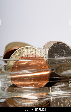 Stock photo d'un tas de pièces de monnaie sterling dans un pot de confiture Banque D'Images