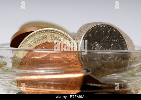 Stock photo d'un tas de pièces de monnaie sterling dans un pot de confiture Banque D'Images