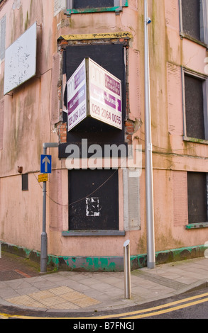 Fermés et barricadés avec bâtiment à vendre ouvrir centre ville de Llanelli Carmarthenshire West Wales UK Banque D'Images