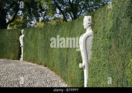 Statues en marbre appelés termes dans le Queens Garden de Kew Palace Gardens, London, UK Banque D'Images