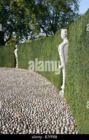 Statues en marbre appelés termes dans le Queens Garden de Kew Palace Gardens, London, UK Banque D'Images