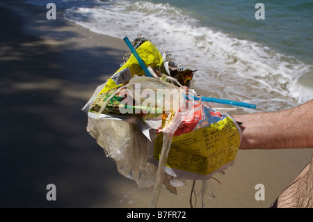 Man holding déchets recueillis à partir de la mer au cours d'une baignade. Banque D'Images