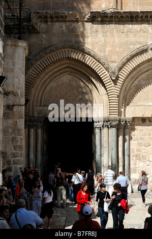 Façade entrée principale porte porte pilgrim pénitents Eglise du Saint-Sépulcre Jérusalem israël Banque D'Images