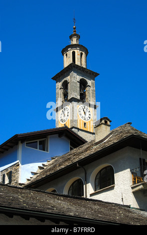 Le Campanile de la tour de l'horloge de l'église paroissiale de San Gottardo Intragna Centovalli tessin Suisse Banque D'Images