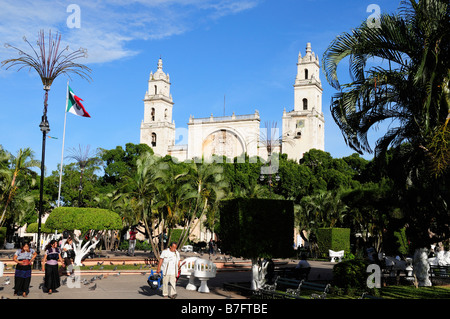 Place principale de Mérida, flèches de Catedral de San Ildefonso Banque D'Images