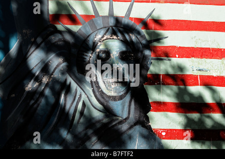 L'anti-américain anti-américains propoganda murales dépeignent slogan statue liberty ancien squelette US États-Unis Ambassade Téhéran Banque D'Images