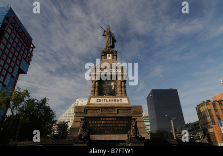 Statue du Roi Aztèque Cuauhtemoc sur le Paseo de la Reforma, Mexico Banque D'Images