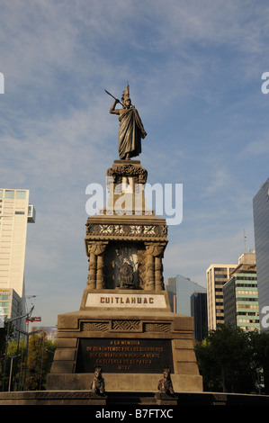 Statue du Roi Aztèque Cuauhtemoc sur le Paseo de la Reforma, Mexico Banque D'Images