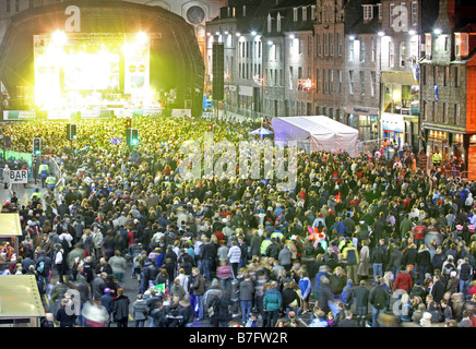 La foule rassemblée pour Hogmanay concert gratuit le soir du Nouvel An dans le Castlegate, Aberdeen, Écosse, Royaume-Uni Banque D'Images