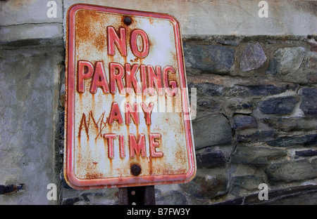 No Parking Sign in front of stone wall Banque D'Images